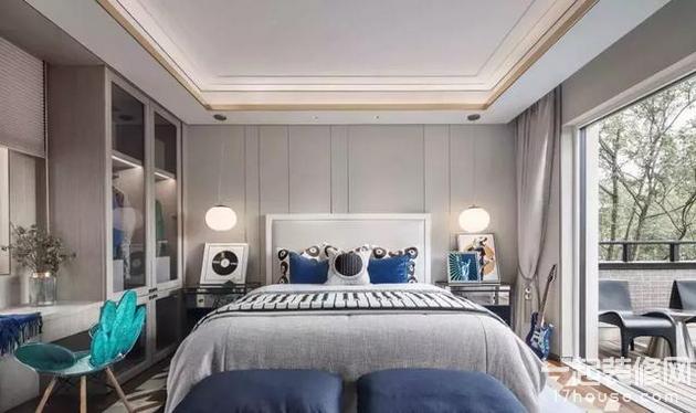 卧室的面积不小,那衣柜还是做成平开门的吧 卧室的面积不小,那衣柜还是做成平开门的吧