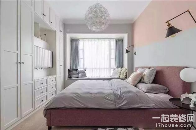 卧室的面积不小,那衣柜还是做成平开门的吧 卧室的面积不小,那衣柜还是做成平开门的吧