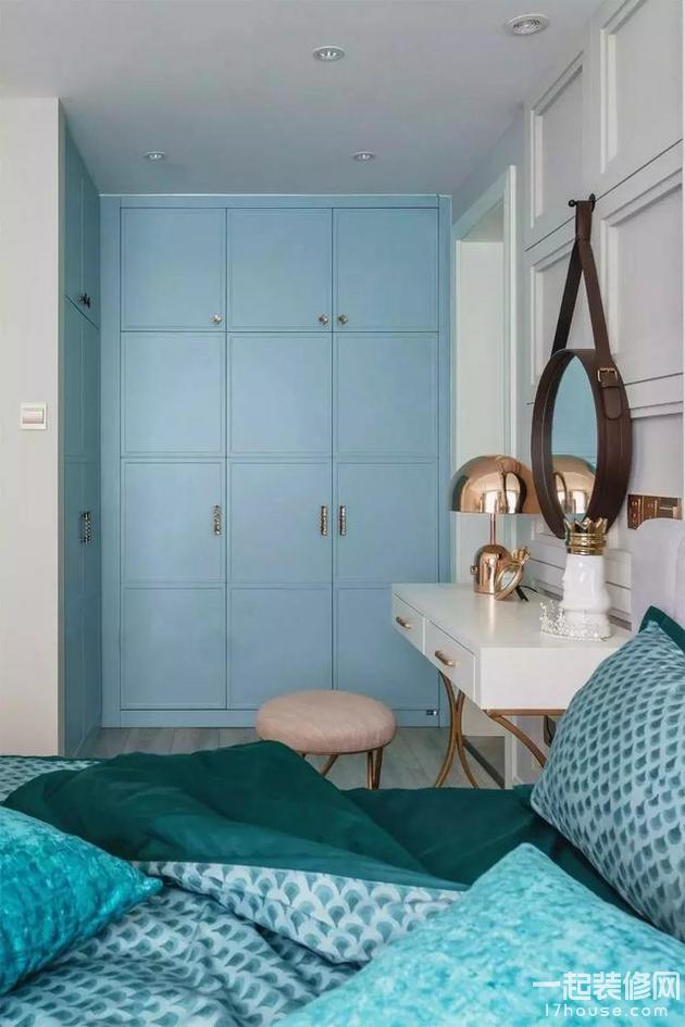 卧室的面积不小,那衣柜还是做成平开门的吧 卧室的面积不小,那衣柜还是做成平开门的吧