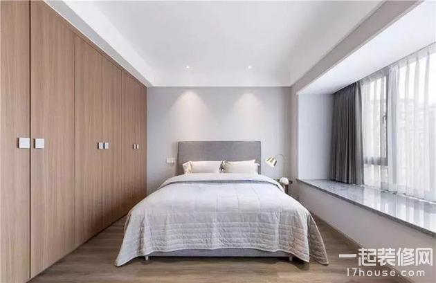 卧室的面积不小,那衣柜还是做成平开门的吧 卧室的面积不小,那衣柜还是做成平开门的吧