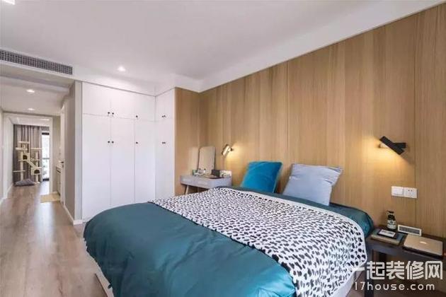 卧室的面积不小,那衣柜还是做成平开门的吧 卧室的面积不小,那衣柜还是做成平开门的吧